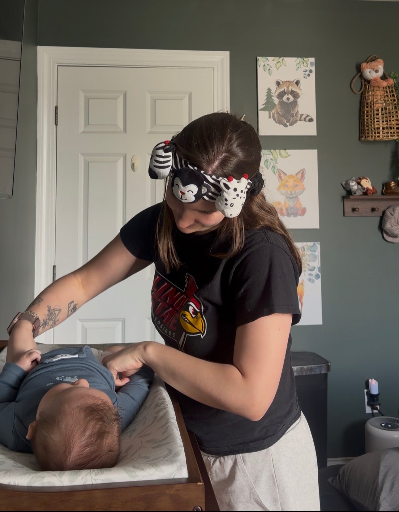 mom wearing the looky baby high contrast sensory headband while changing her baby's diapers to calm him down 