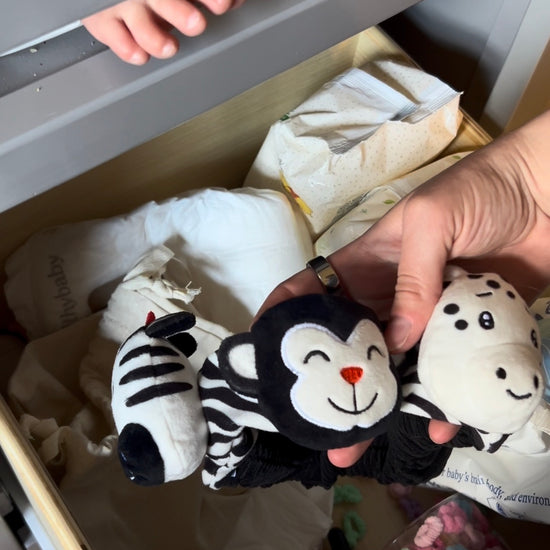 mom using looky baby high contrast headband as a diaper change hack with her baby 