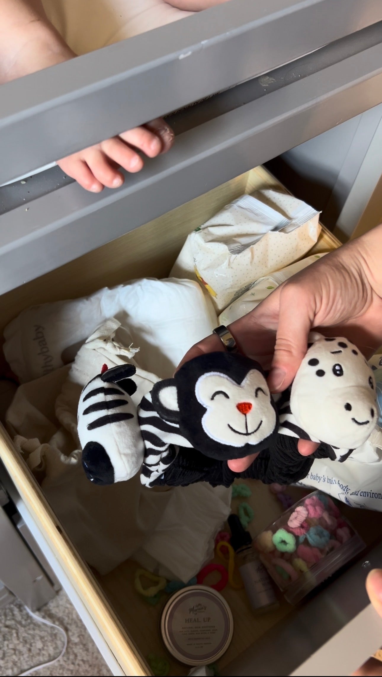 mom using looky baby high contrast headband as a diaper change hack with her baby 